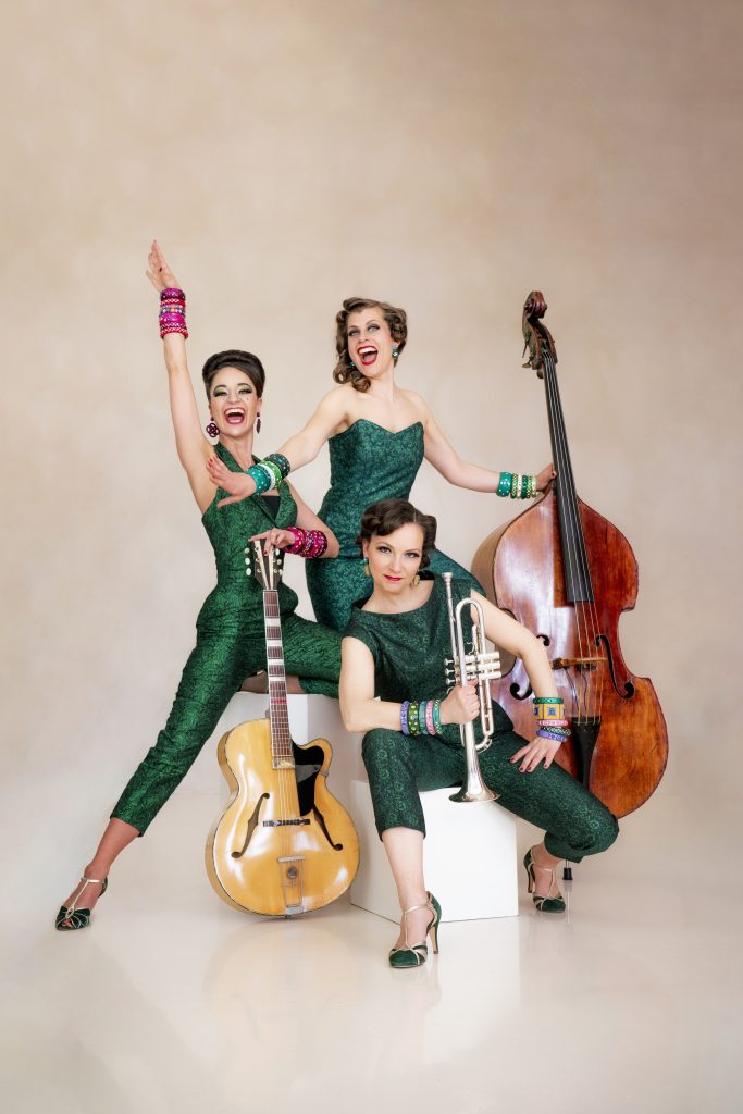 Vorhang auf, Alltag aus! Es gibt Abende, die bleiben einfach hängen – an der Garderobe, im Gedächtnis, im Herzen. Ein Konzert mit den Zucchini Sistaz – Sinje Schnittker, Jule Balandat und Tina Werzinger – das ist so ein Abend.